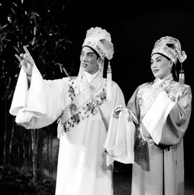 红线女（右）《搜书院》剧照。