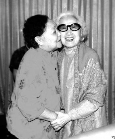 马金凤亲吻红线女。田超供图