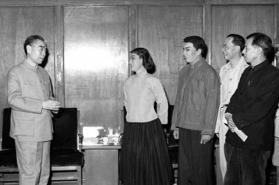 1966年12月20日，周恩来总理在观看广东粤剧院演出的《山乡风云》后接见了主要演员。左二为红线女。