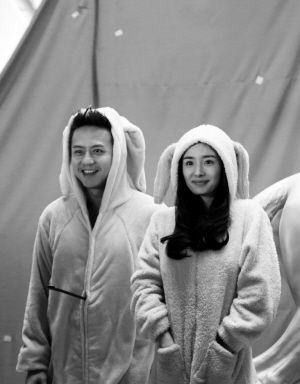 邓超和杨幂双双穿着粉红色情侣睡衣出现在《分手大师》