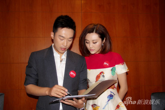 戴墨和甘露在为发布会做准备