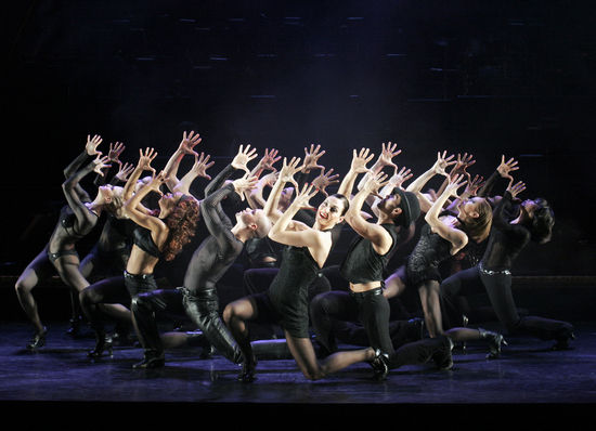 爵士、探戈和踢踏舞等多种舞蹈形式的融合，使得音乐剧《芝加哥》热闹、性感又时尚。