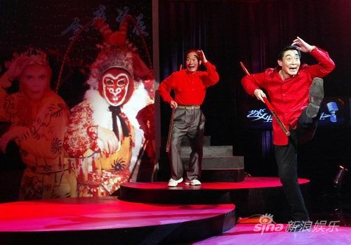 六龄童和六小龄童为观众表演“大闹天宫”。 摄影/史春阳