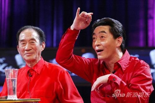 章宗义(六龄童)和儿子章金莱(六小龄童)在《艺术人生》的录制现场。 摄影/史春阳