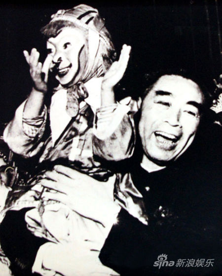 周恩来抱着小六龄童