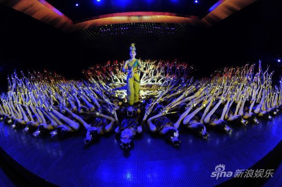 《千手观音》新年舞动温暖东方风韵