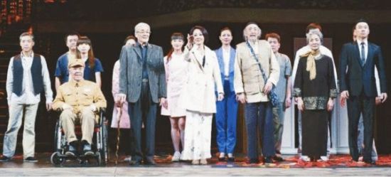 90岁的朱琳、88岁的郑榕、86岁的蓝天野、82岁的朱旭、72岁的吕中和徐秀林以及主演王姬，他们带领着《甲子园》剧组，在2012年的首轮26场演出中创造了826万的票房奇迹，图为《甲子园》谢幕。 王雨晨 摄