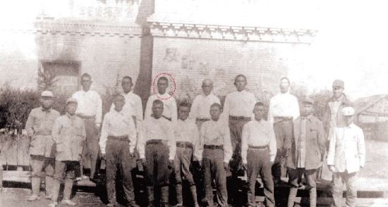 杨子荣（圆圈中人）与牡丹江军分区二团战斗英模合影（1946年10月1日）