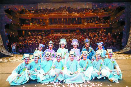 “小百花”演员与观众留下“而立之约”合影（资料图）