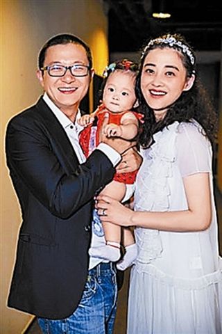 梅婷与现任老公、摄影师曾剑和女儿。