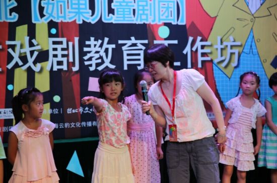 小姑娘在指认