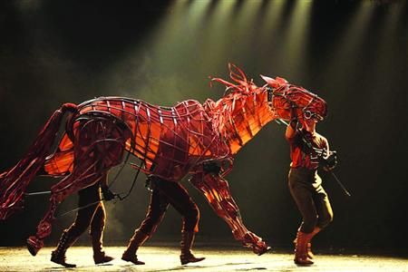 三位演员操纵，“乔伊”活灵活现地奔跑于舞台（资料图）