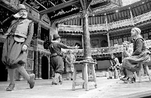 乐手和纸偶师现场打造纸电影