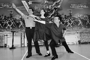 黄宏客串洪常青、冯英本色出演吴琼花、郁钧剑客串小庞，摆出经典造型——常青指路奔向红区。（资料图）