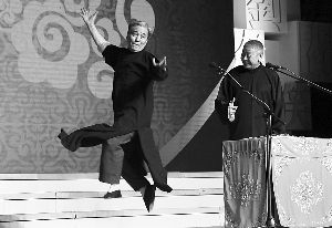 马三立长子马志明（左）、黄族民上演大轴好戏《大保镖》（资料图）