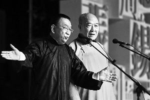 “中国相声群英会”上，侯耀华（左）、尹笑声表演相声《我的搭档》（资料图）