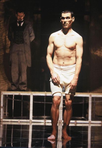 2002年克鲁德普版《象人》