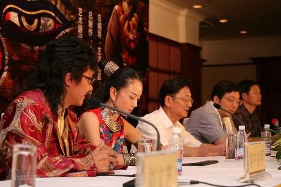 图文藏谜发布会容中尔甲与杨丽萍