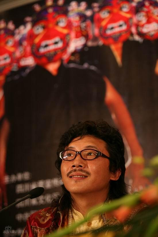图文:《藏谜》发布会-容中尔甲笑容满面心情好