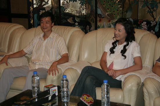 18点,剧组召开新闻发布会,剧中主创——肖剑,周海媚以及导演和该剧