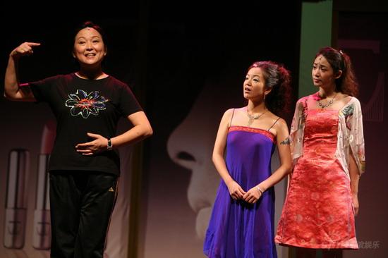 图文:"women"深圳说相声-三个女人一台戏