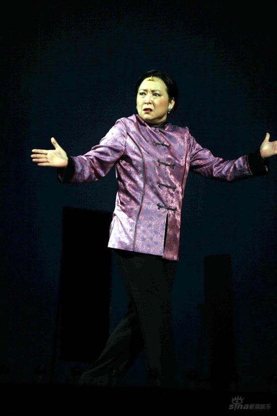 图文:"women说相声"北京首演-方芳表演老道