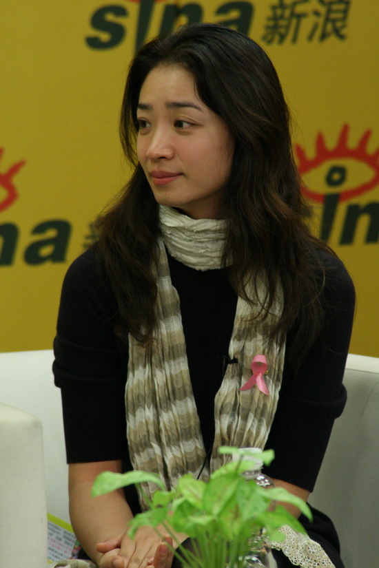 图文:阿雅杨婷做客新浪-杨婷认真倾听