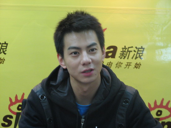 图文:张殿菲做客新浪-张殿菲接电话也说文言文