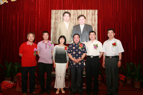 新浪娱乐讯 23日,著名相声表演艺术家赵炎先生喜收门徒.