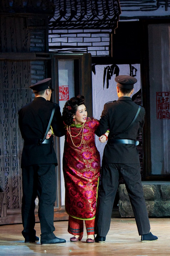 图文:话剧《四世同堂》-"大赤包"被抓