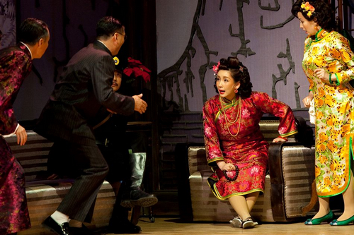 图文:话剧《四世同堂》-"大赤包"担任支女所所长