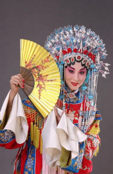 新浪娱乐 京剧名家李崇善,青年京剧演员周婧在媒体见面会现场 李红梅
