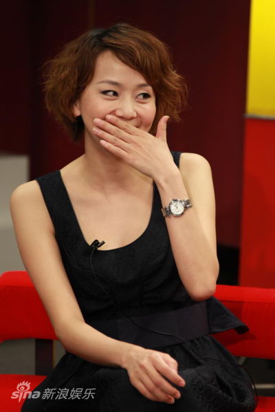 图文:《撒娇女王》做客-王一楠掩嘴偷笑