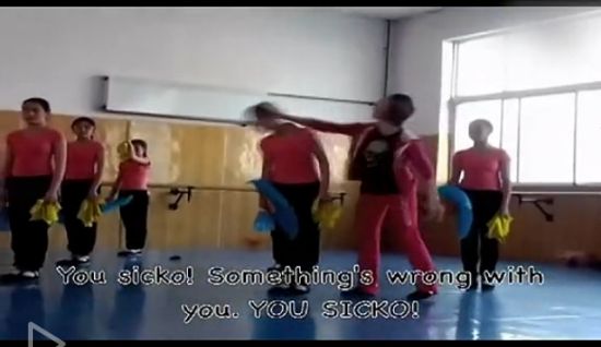 舞蹈老师打骂学生引热议