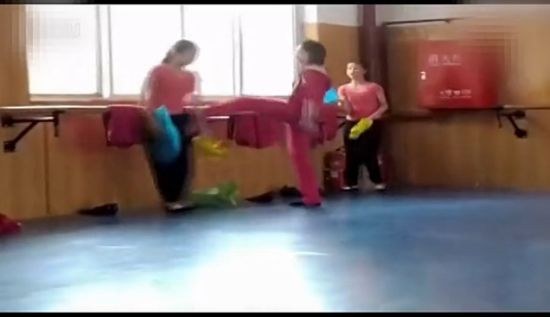 舞蹈老师踢学生