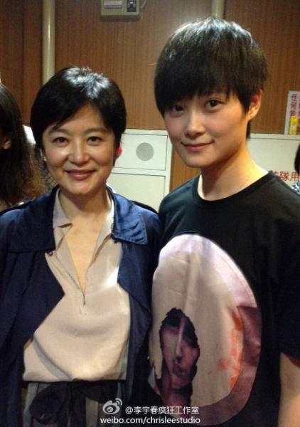 李宇春台北演话剧 林青霞捧场后台合影