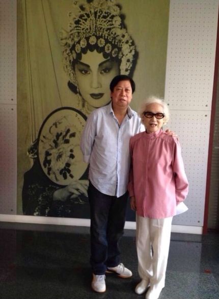 粤剧大师红线女去世剧迷悼念