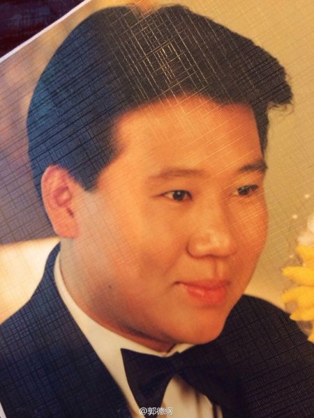 郭德纲年轻时头发浓密，撞脸小沈阳老婆