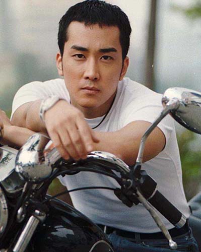 宋承宪到访日本fans接机 演出杰克逊舞步惹尖叫