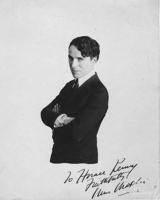 卓别林和他的签名（配图：新浪娱乐）