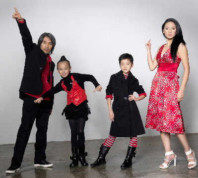 （左起）周星驰、扮演富家子的黄蕾、扮演儿子“小狄”的徐娇，以及“星女郎”张雨绮。