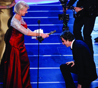 海伦-米伦给丹尼尔-戴-刘易斯颁奖