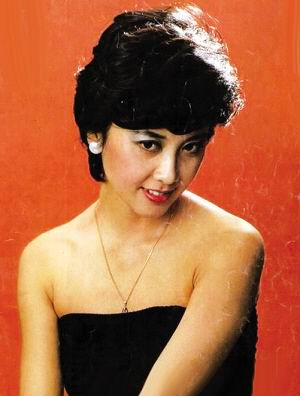 朱琳是典型的东方女性，端庄秀丽，却又不拒人千里