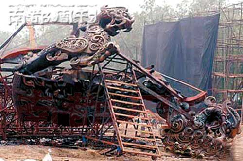 开拍以来，《赤壁》剧组时常传出事故，如格斗受伤、飞机坠毁、道具沉船等，令外界批评不断。