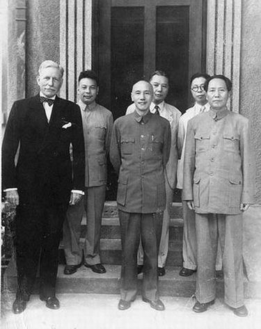 毛泽东、蒋介石、赫尔利在重庆合影(资料图)