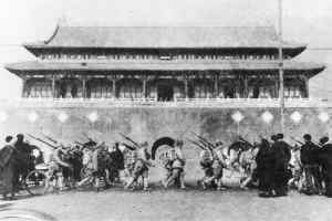 1949年1月23日，人民军队走过天安门(资料图)