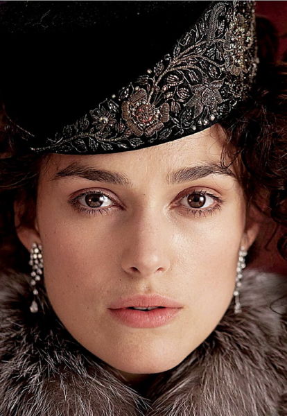 凯拉·奈特莉的卡列尼娜扮相，在拍摄该片时，她反复啃读托尔斯泰的原著，还做了大量调研并做笔记