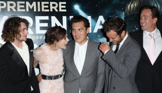 《安娜·卡列尼娜》主创出席首映式，从左至右分别为阿伦·约翰逊（饰演沃伦斯基）、凯拉·奈特莉、导演乔·怀特、裘德·洛（饰演安娜的丈夫卡列宁）和马修·麦克费登 