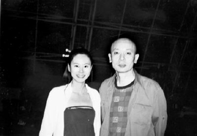 邵小珊(左)同葛优在片场合影