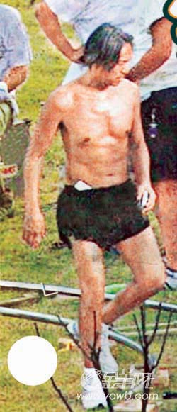 周星驰拍《长江七号》赤膊上阵 短裤扮相惹眼